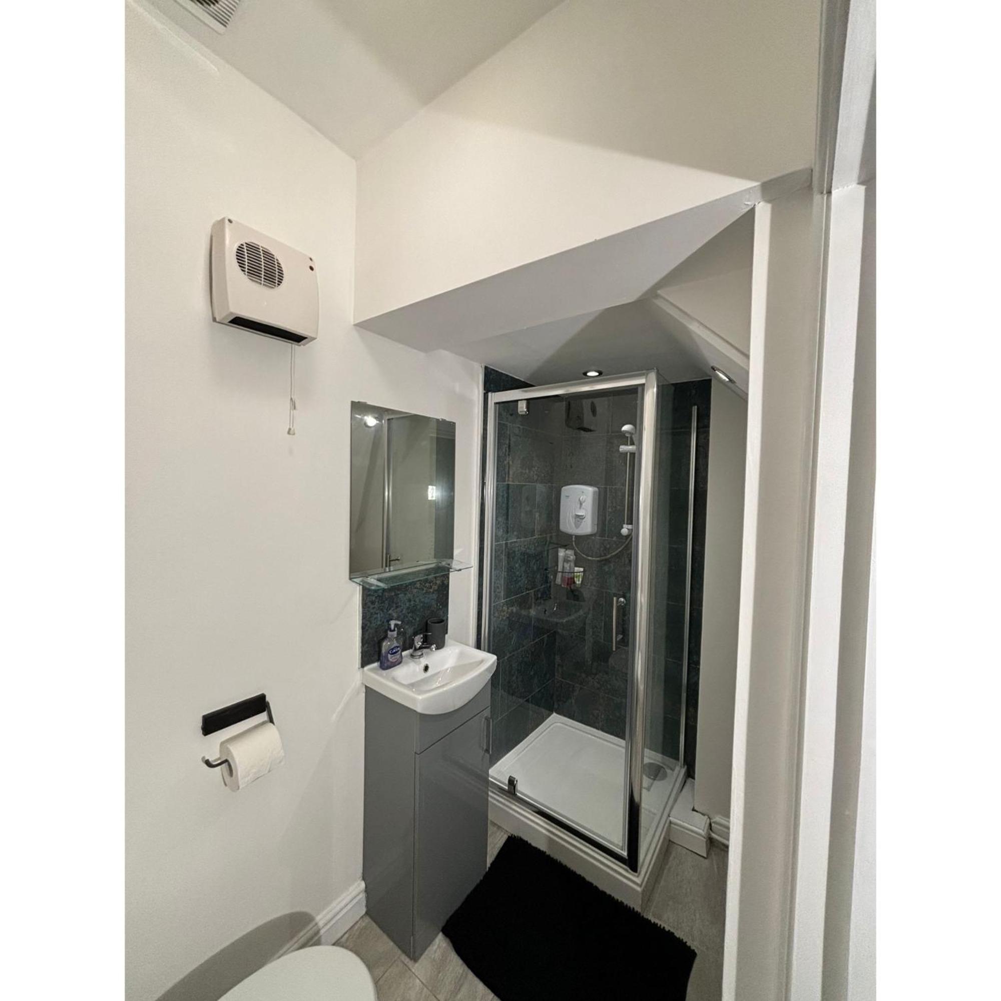 Enjoy A Spacious Lounge With A Cozy Sofa Bed And A Private Ensuite Bedroom Wednesbury Exterior foto