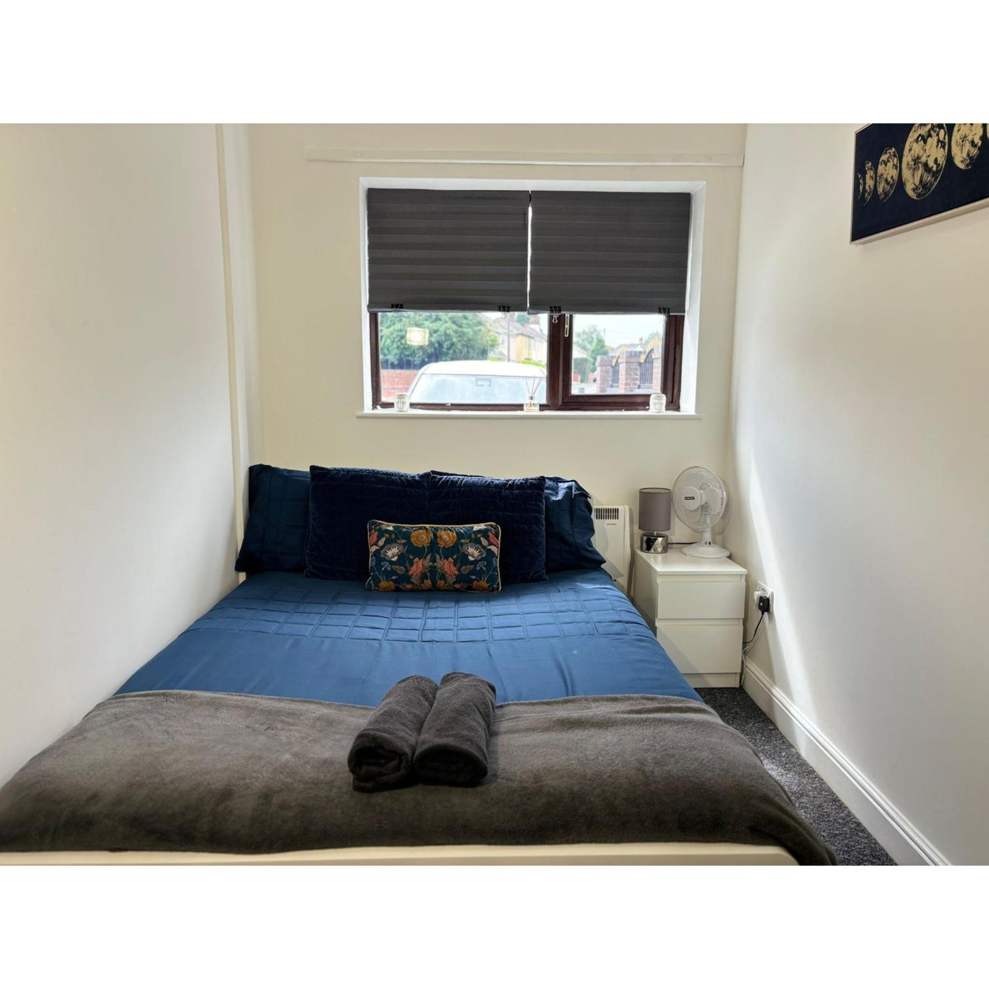 Enjoy A Spacious Lounge With A Cozy Sofa Bed And A Private Ensuite Bedroom Wednesbury Exterior foto